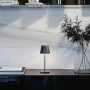 Zafferano Poldina mini batteridrevet bordlampe IP65 grå