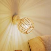 Væglampe Paz hvid med trælameller og kugleformet skærm