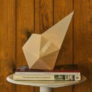 Gubi LED-bordlampe Bagdad, hvid, højde 36 cm, stål