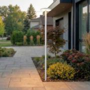 Lucande LED-udendørslampe Akito, hvid, højde 260 cm, IP54