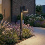 Lucande LED-vejlampe Elune, sort, sensor, IP44, 77 cm