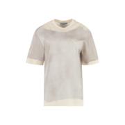 Forhøj dit afslappede look med en distressed T-shirt