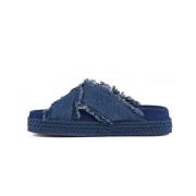 Kryds-og-tværs denim sandal med hæklet søm