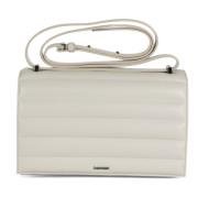 Quiltet Crossbody Taske med Logo Plaque