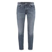 Carrot-Fit Jeans med Metal Knapper