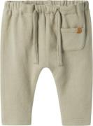 Lil' Atelier Nbmthoro Nreg Pant LIL Str 68 - Seagrass Bukser hos Magas...