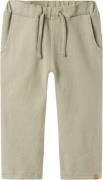 Lil' Atelier Nmmthoro REG Pant LIL Str 92 - Seagrass Bukser hos Magasi...