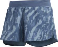 adidas Saturday Graphic Shorts M-4 - Træningsshorts Polyester hos Maga...